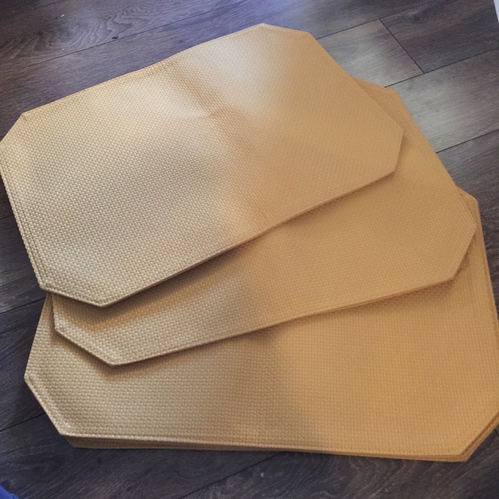 🎄2/20🎄Six mustard yellow placemats